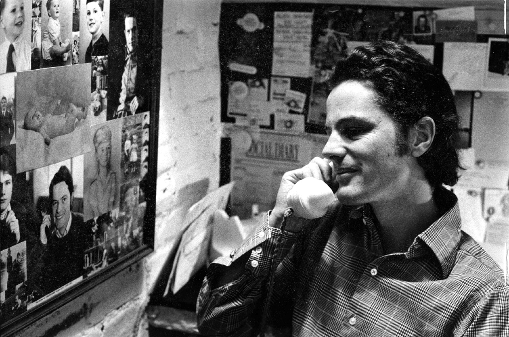 19850000 CAL in Earl's Court Square office by Anne Garde 02.jpg